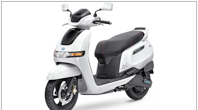 TVS iQube इलेक्ट्रिक स्कूटर फोटो गैलरी- प्राइस, रेंज, चार्जिंग और स्पेसिफिकेशन से जुड़ी सभी जानकारी TVS iQube Headlight